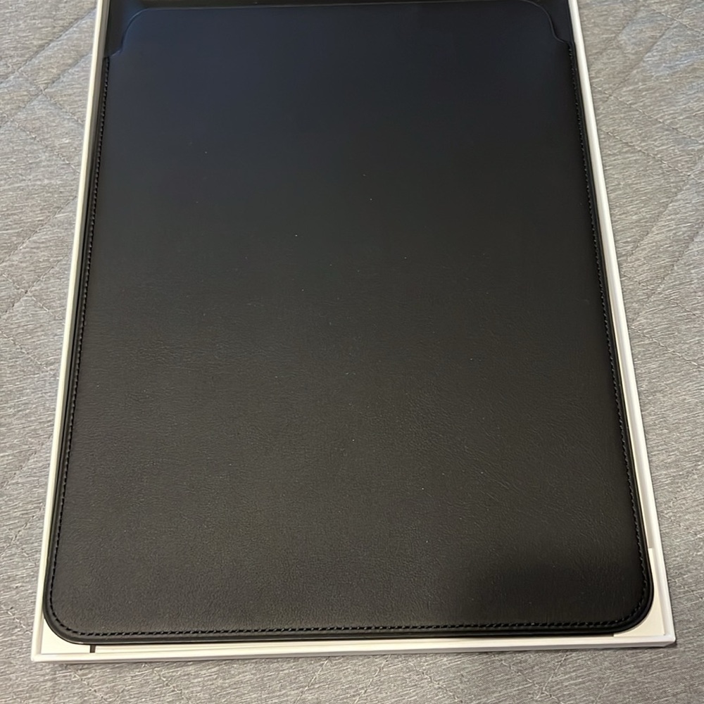 iPad Pro (10.5-inch) Leather Sleeve - Picture 6 of 10